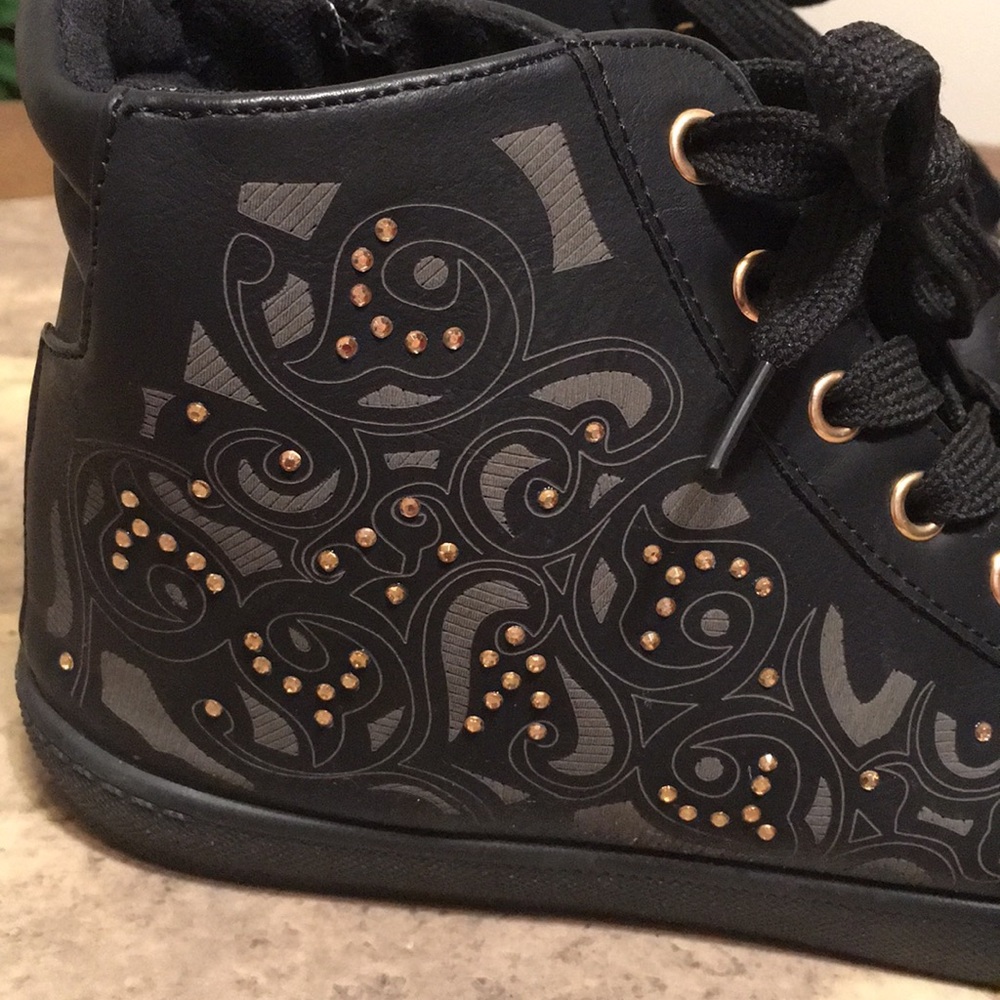 Via Pinky Sneakers - Picture 2 of 8